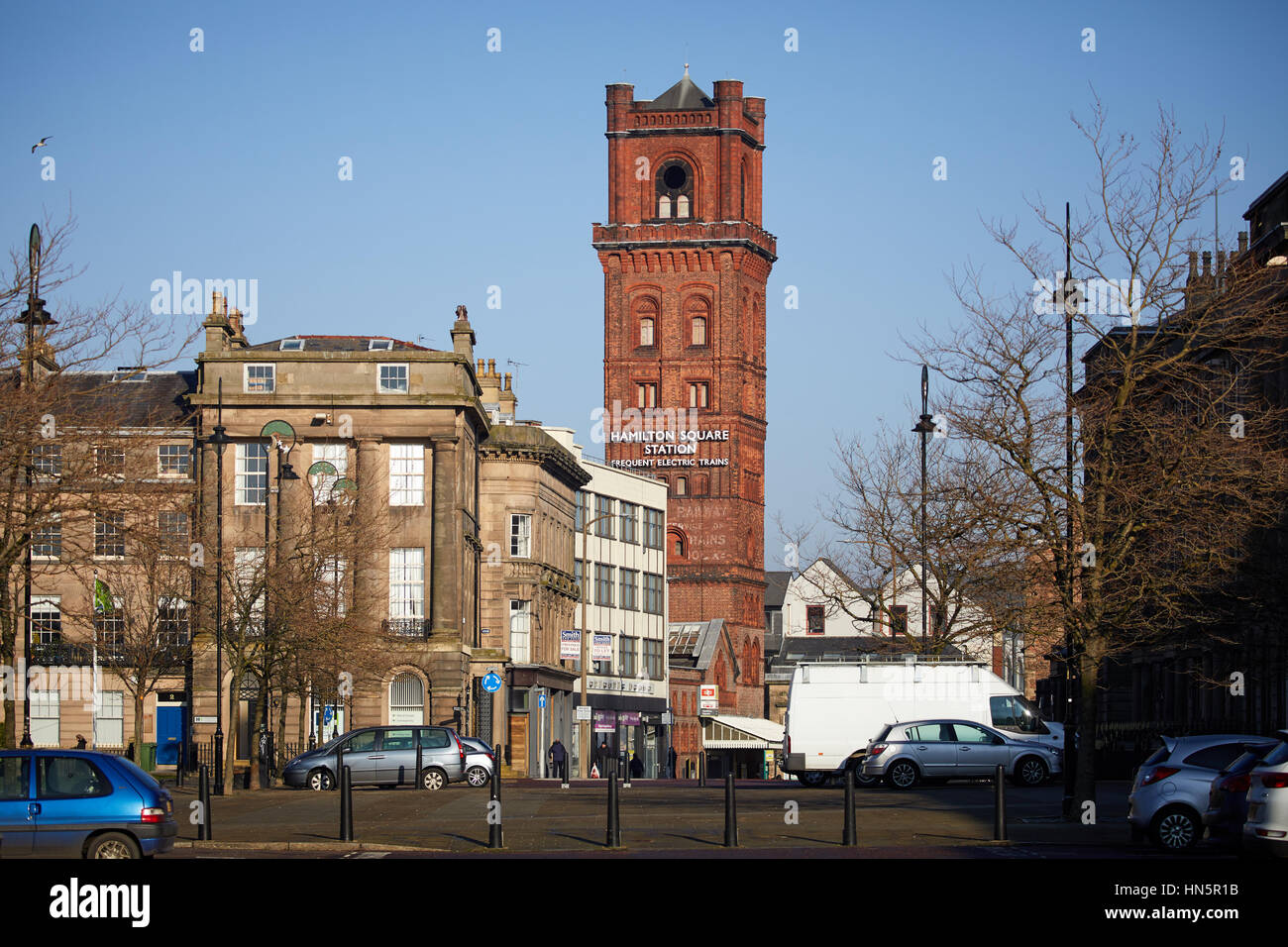 Blue sky giornata soleggiata a Birkenhead punto di riferimento esterno di Hamilton si piazza Stazione di mattoni della torre in stile vittoriano in Wallasey, Merseyside, Wirral, Inghilterra, Regno Unito. Foto Stock