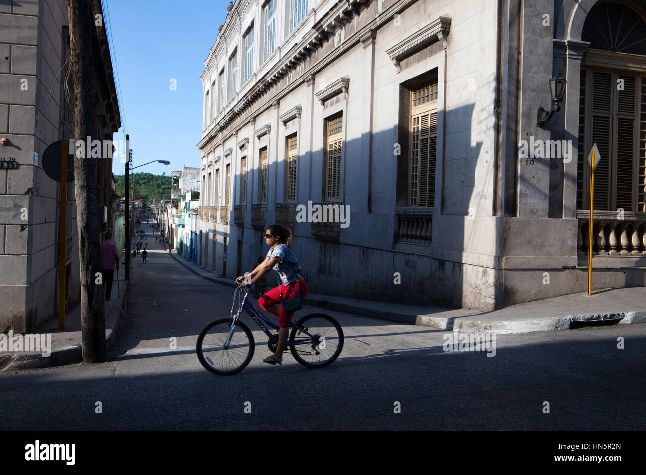 Traffico leggero consente alle persone di utilizzare le strade come marciapiedi. I cubani a gestire la loro vita quotidiana nella città coloniale di Matanzas a piedi o in bicicletta per Foto Stock