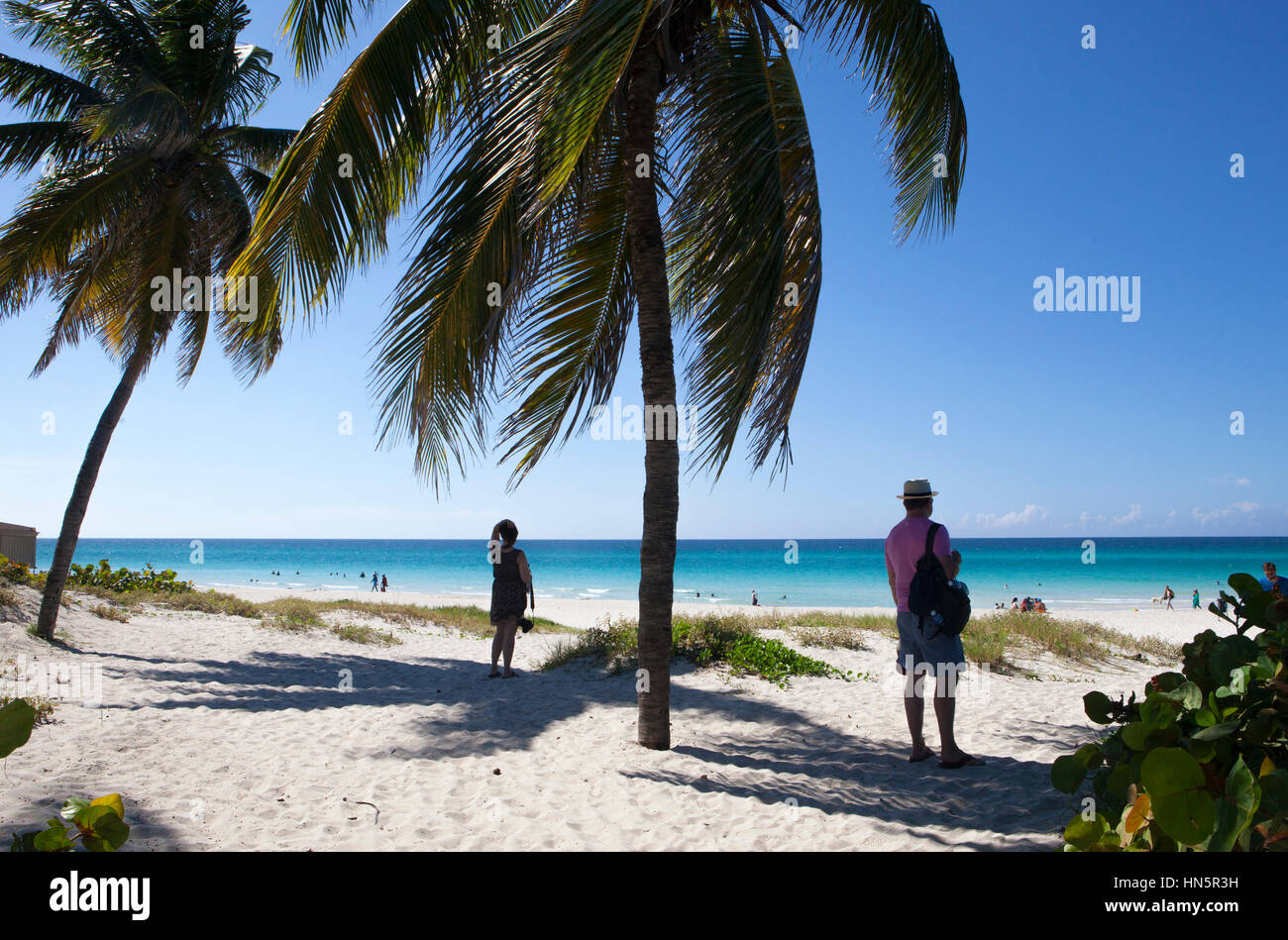 I turisti provenienti da tutto il mondo ammirare le belle spiagge di sabbia bianca di Varadero. Foto Stock