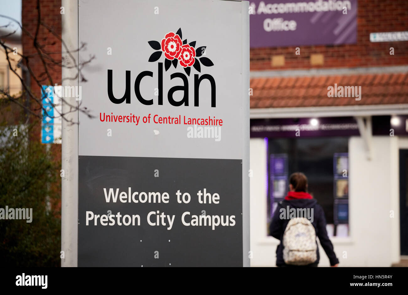 Studente di camminare un benvenuto a Preston City Campus presso il Centro Medico del Campus di Preston di UCLAN University of Central Lancashire in Preston, en Foto Stock