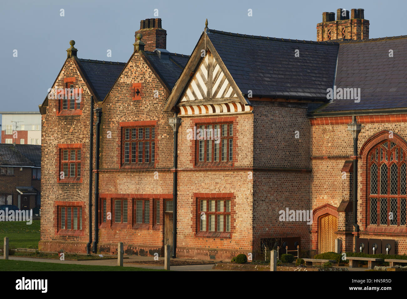 Blue sky giornata soleggiata a ex dimora signorile per la famiglia Radclyffe Ordsall Hall casa storica e il museo di storia di grado che ho elencato la costruzione Foto Stock