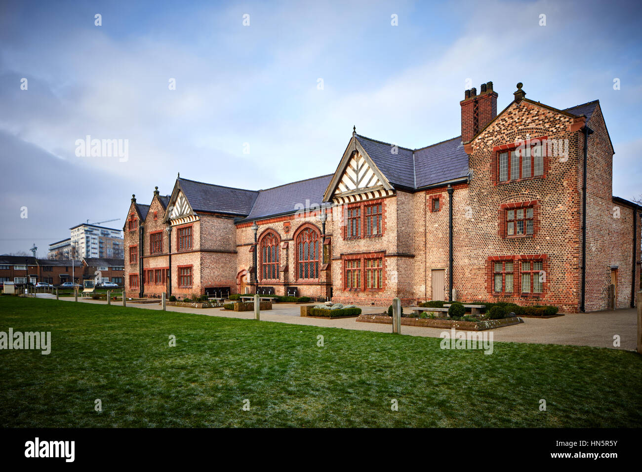 Blue sky giornata soleggiata a ex dimora signorile per la famiglia Radclyffe Ordsall Hall casa storica e il museo di storia di grado che ho elencato la costruzione Foto Stock