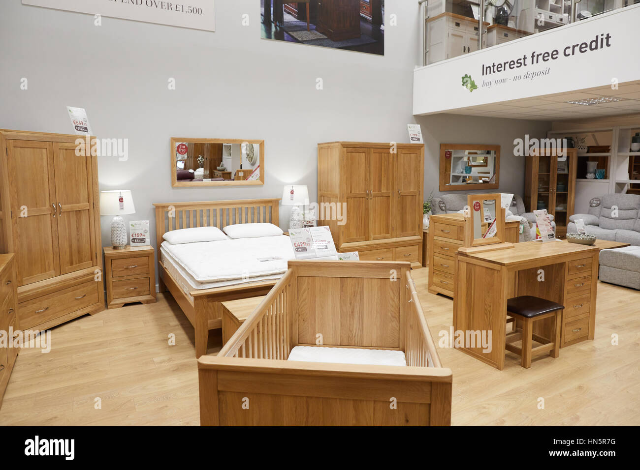 L'interno di Macclesfield mobili in legno di quercia terra una proprietà privata designer britannico, produttore e rivenditore di completamente assemblato hardwood cabinetry f Foto Stock