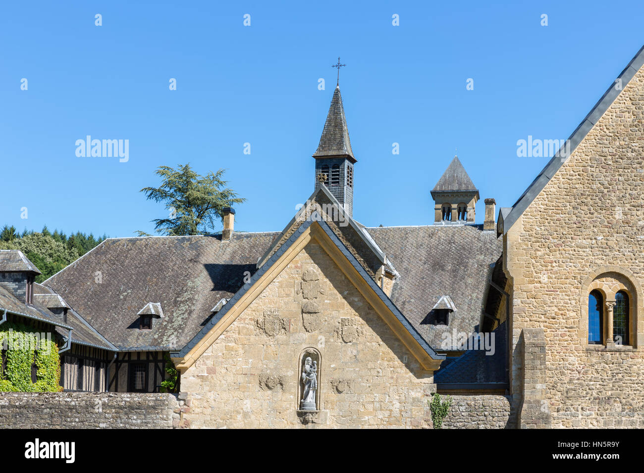 Abbazia di Orval nelle Ardenne belghe. L'abbazia è famosa per la sua birra Trappista, giardino botanico e rovine Foto Stock