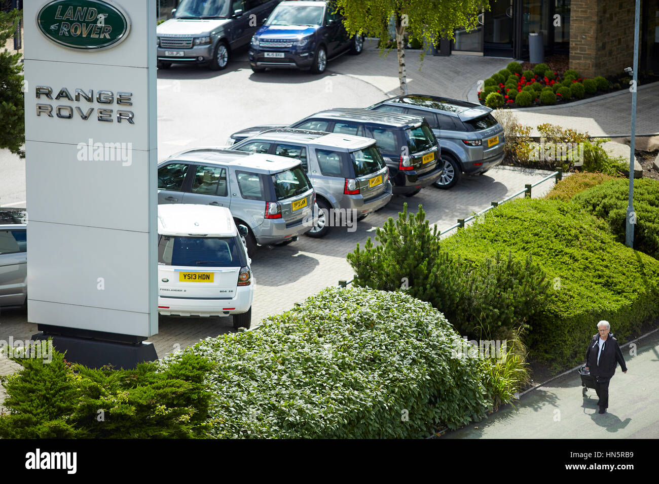 Suv di lusso auto marche produttrici di Land Rover la trazione a quattro ruote motrici showroom per Williams a Manchester in Inghilterra, Regno Unito. Foto Stock