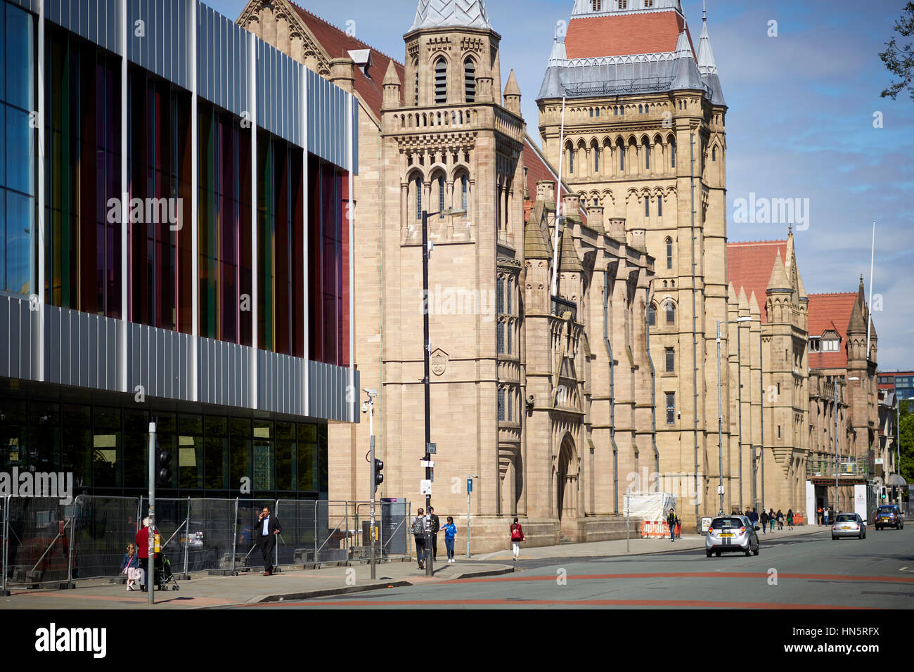 Giornata di sole grandi landmark gotico edificio esterno parte di Manchester University campus, Whitworth Hall sulla principale A34 Oxford Road corridoio del bus Foto Stock