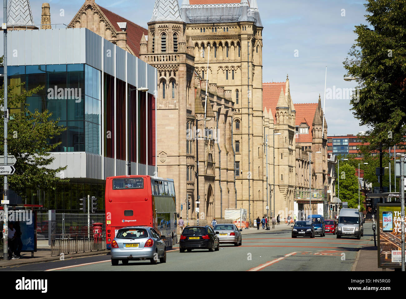Giornata di sole grandi landmark gotico edificio esterno parte di Manchester University campus, Whitworth Hall sulla principale A34 Oxford Road corridoio del bus Foto Stock