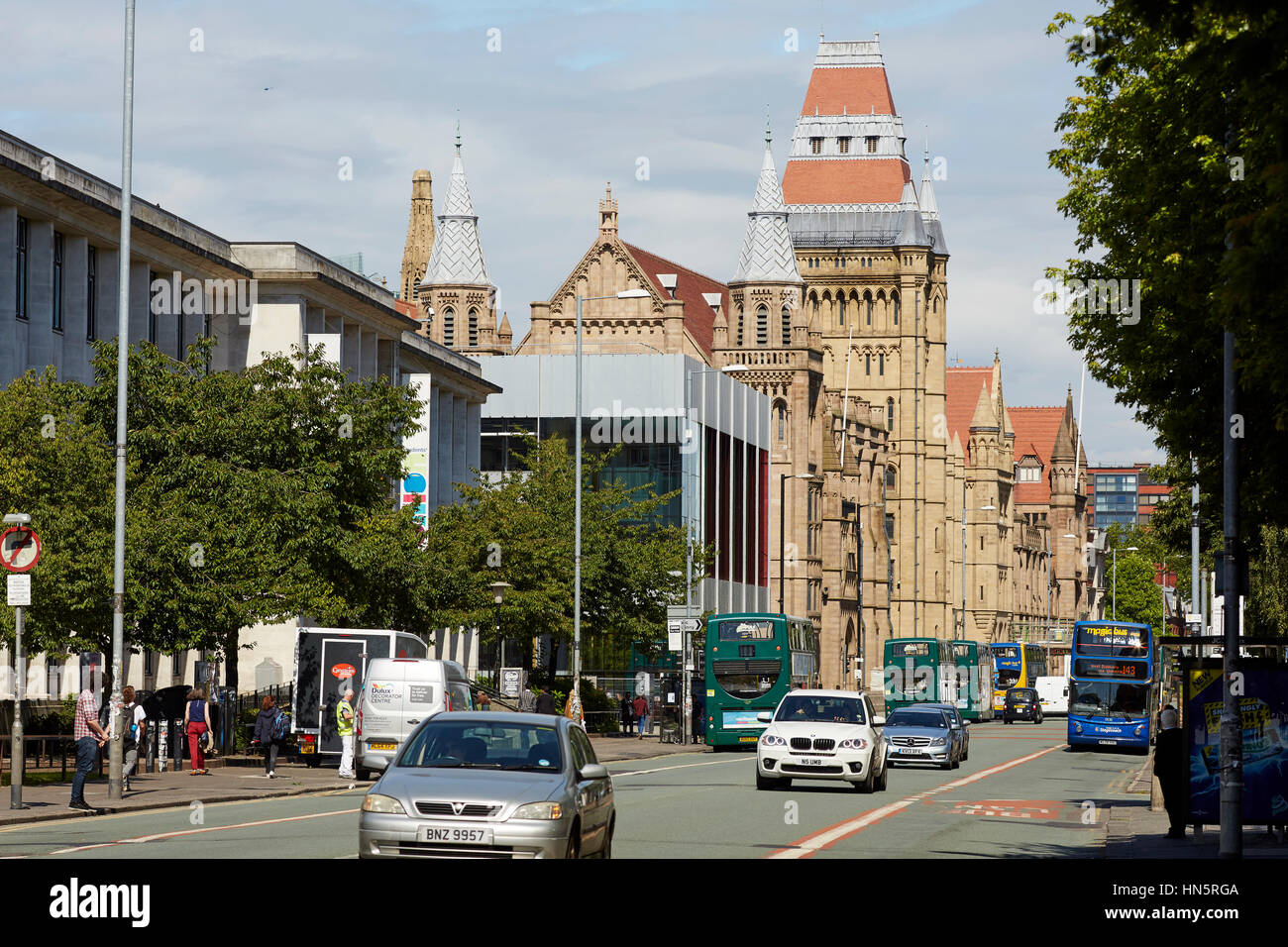 Giornata di sole grandi landmark gotico edificio esterno parte di Manchester University campus, Whitworth Hall sulla principale A34 Oxford Road corridoio del bus Foto Stock