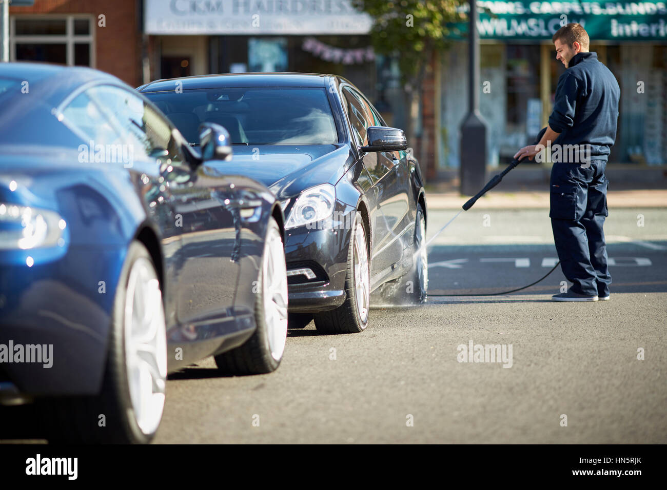 Giornata di sole in ricchi Cheshire village Wilmslow lusso auto di seconda mano molto passo di vendite e showroom per Aston Martin in South Manchester, Inghilterra, Regno Unito. Foto Stock