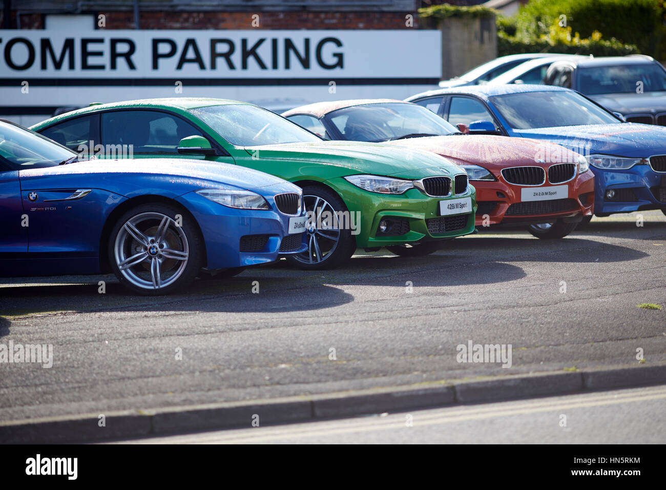 Le estremità anteriori di Haliewell Jones Bluebells BMW passo di vendite di costosi Greman Vendita auto showroom a Handforth vicino a Wilmslow, Cheshire, Inghilterra, Regno Unito Foto Stock