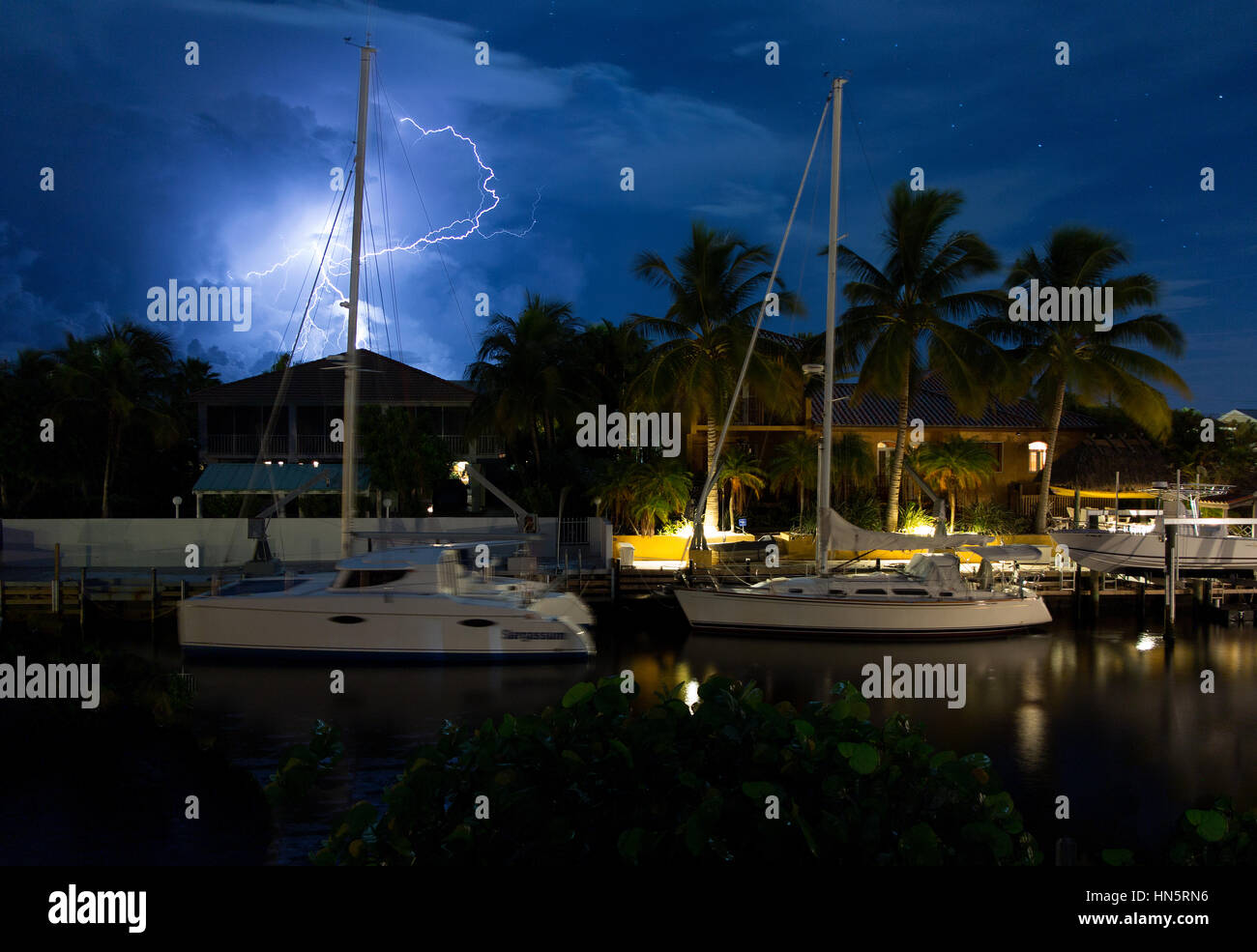 Fulmine lampeggiante si accende un estate cielo Foto Stock