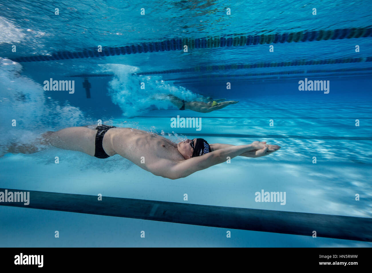 Allenamento invernale a Giacobbe centro acquatico per College nuotare squadre. Foto Stock
