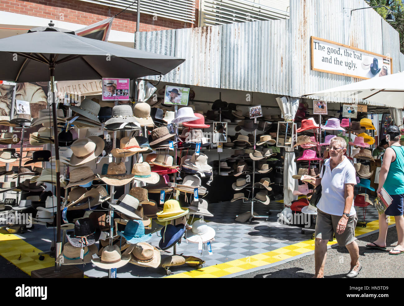 Street bancarella vendendo cappelli in una giornata di sole a Tamworth NSW Austalia Country Music Festival 2017 Foto Stock