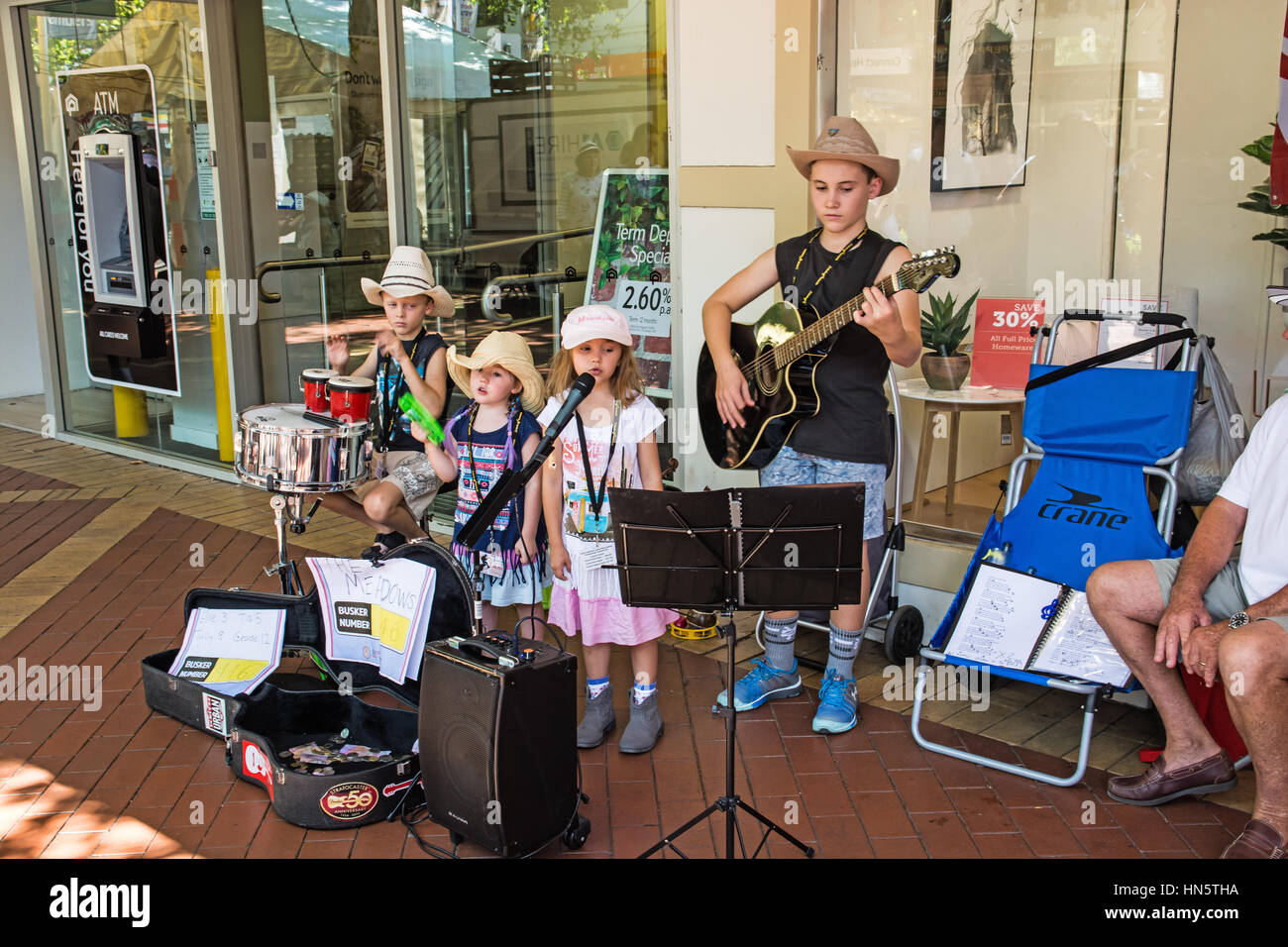 Quattro Figli di eseguire in una strada a Tamworth Country Music. Foto Stock