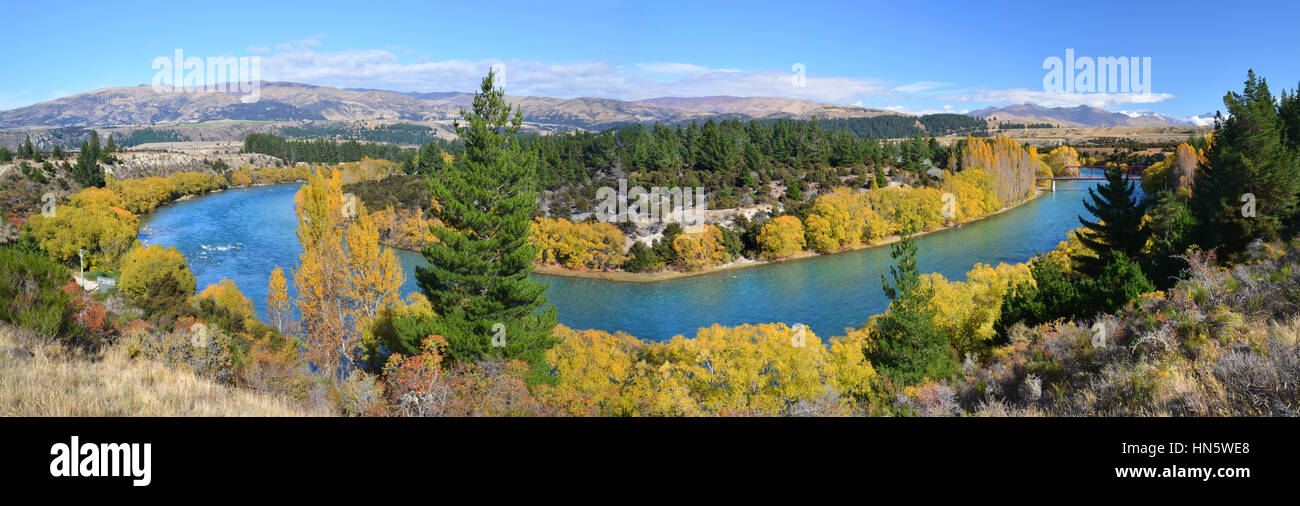 Vista panoramica del fiume Clutha e ponte in autunno. Uno della Nuova Zelanda è la più lunga e più bei fiumi e popolare per la pesca alla trota. Foto Stock