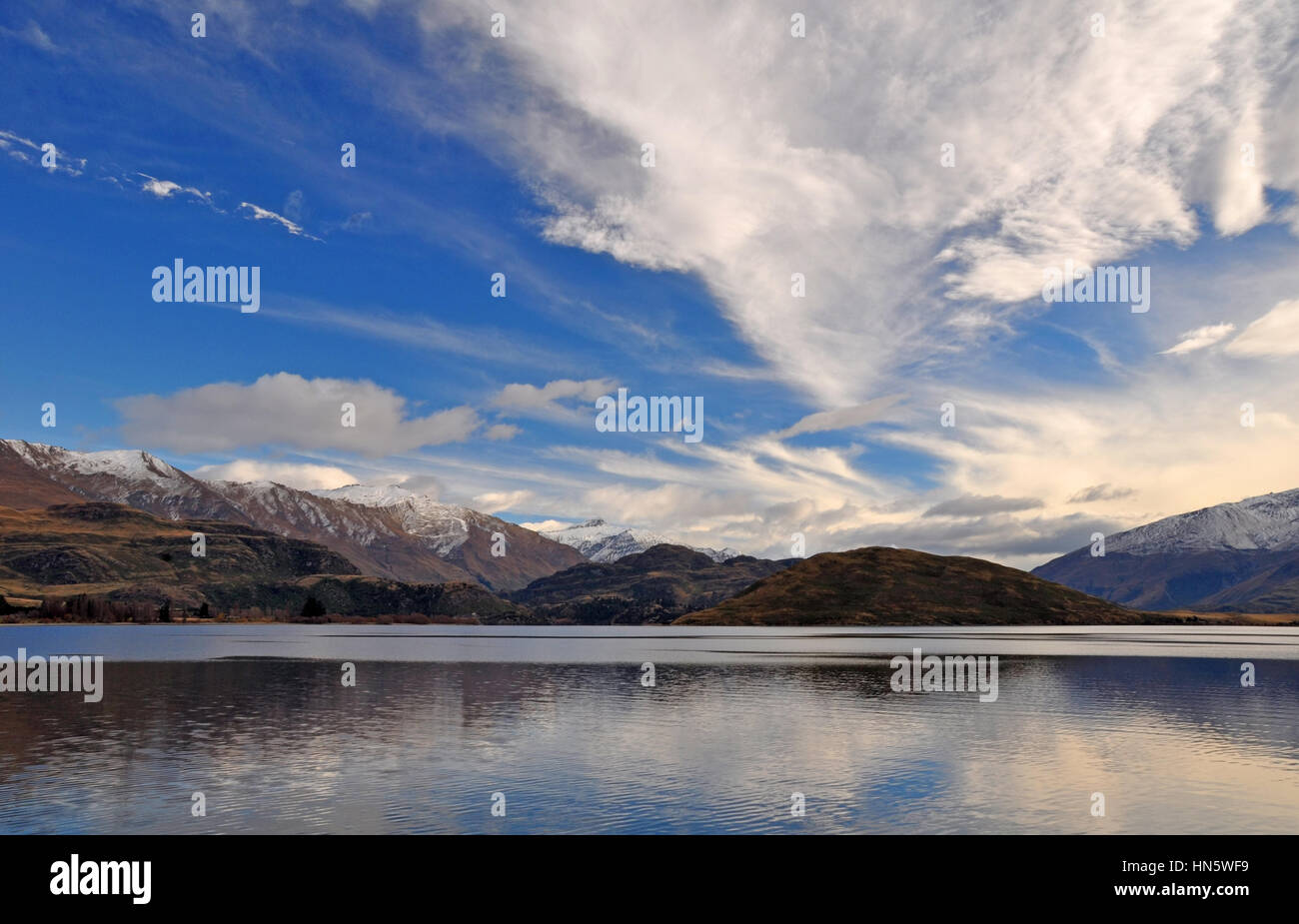 Un panorama del Monte unamolla e norwest formazioni di nubi in background. In primo piano è il lago Wanaka. Central Otago, Nuova Zelanda. Plent Foto Stock