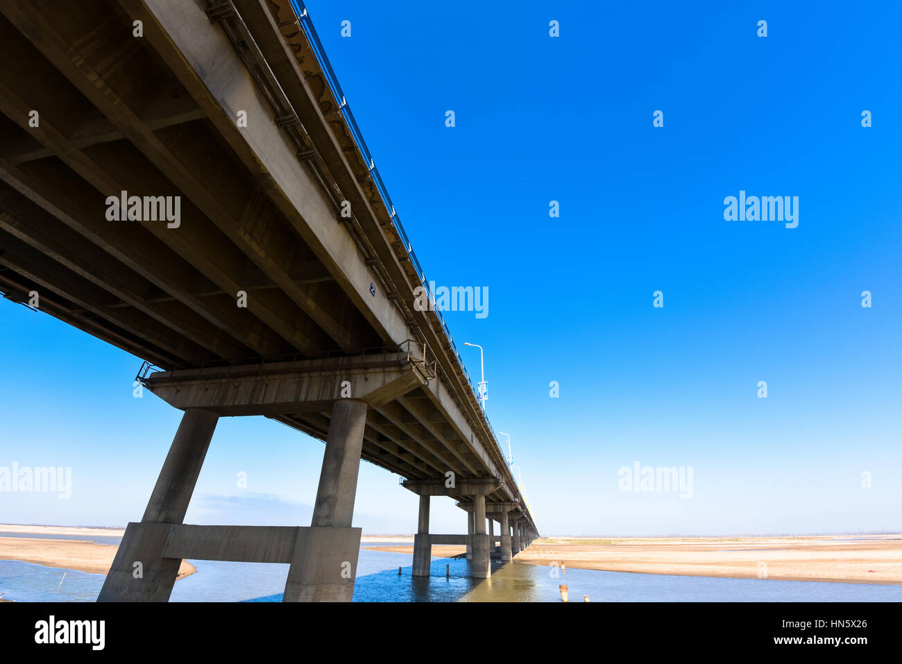 Il Fiume Giallo e ponte con cielo blu in Zhengzhou, nella provincia di Henan, medio della Cina. Si tratta di una parte del vecchio 107 strada nazionale. Foto Stock
