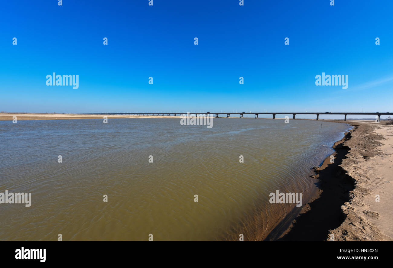 Il Fiume Giallo e ponte con cielo blu in Zhengzhou, nella provincia di Henan, medio della Cina. Si tratta di una parte del vecchio 107 strada nazionale. Foto Stock