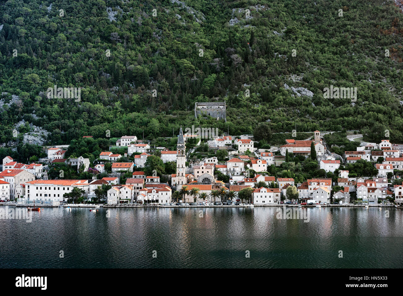 La città costiera di Prcanj, Montenegro. Foto Stock