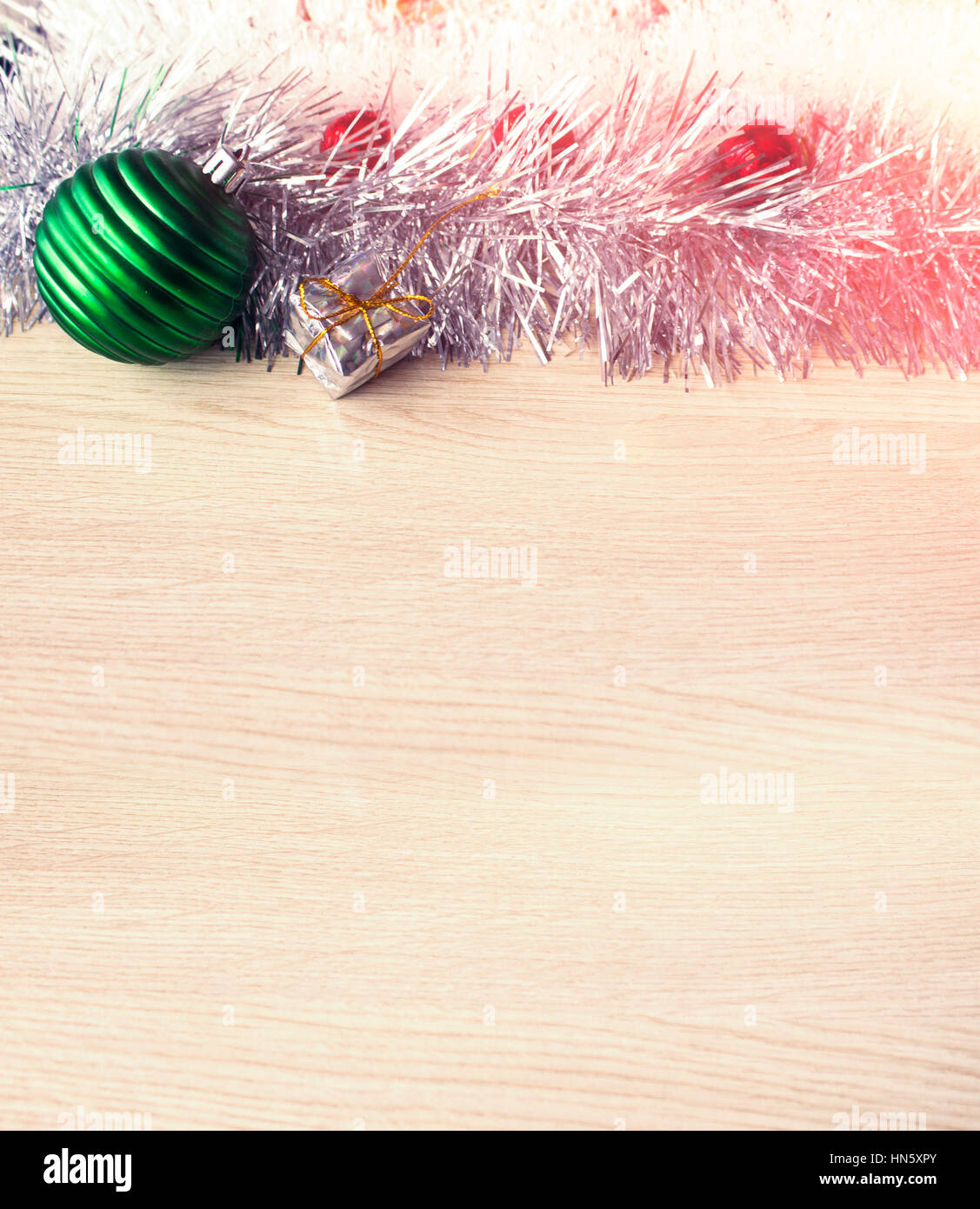 Festa di Natale sfondo. Anno nuovo, palle di Natale, layout su una tavola di legno al substrato. Morbido effetto di illuminazione. Foto Stock