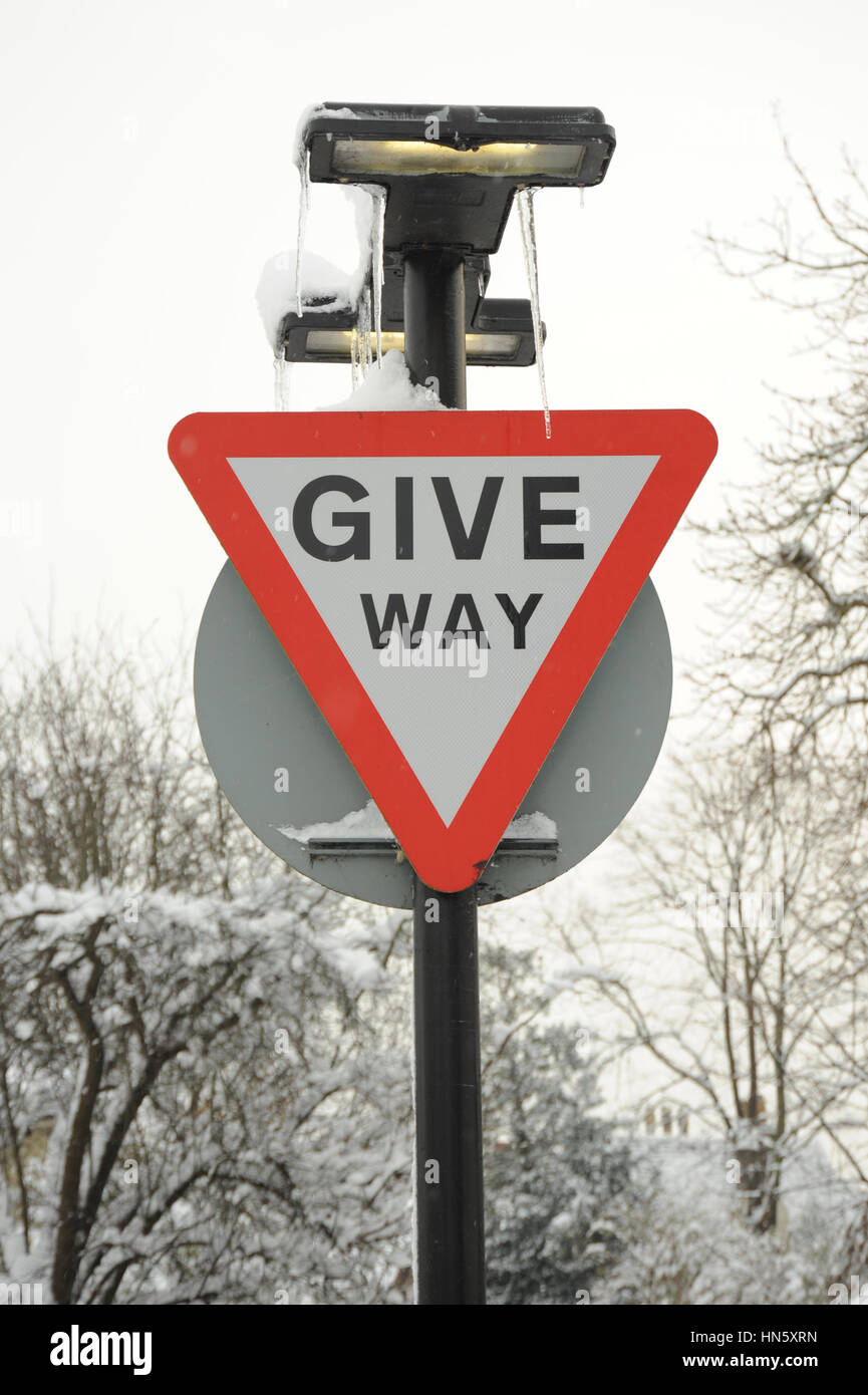 Regno Unito British dare modo cartello stradale con neve e ghiaccioli Foto Stock