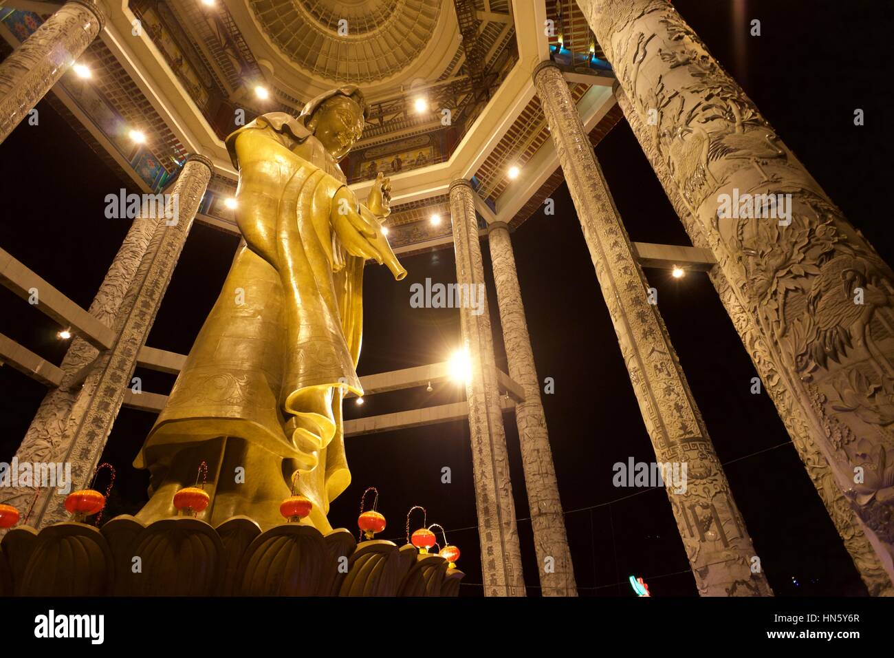 Guanyin (Kuan-Yin, Avalokiteshvara) bodhisattva statua nel Tempio di Kek Lok Si durante la celebrazione del Capodanno cinese di Penang Foto Stock