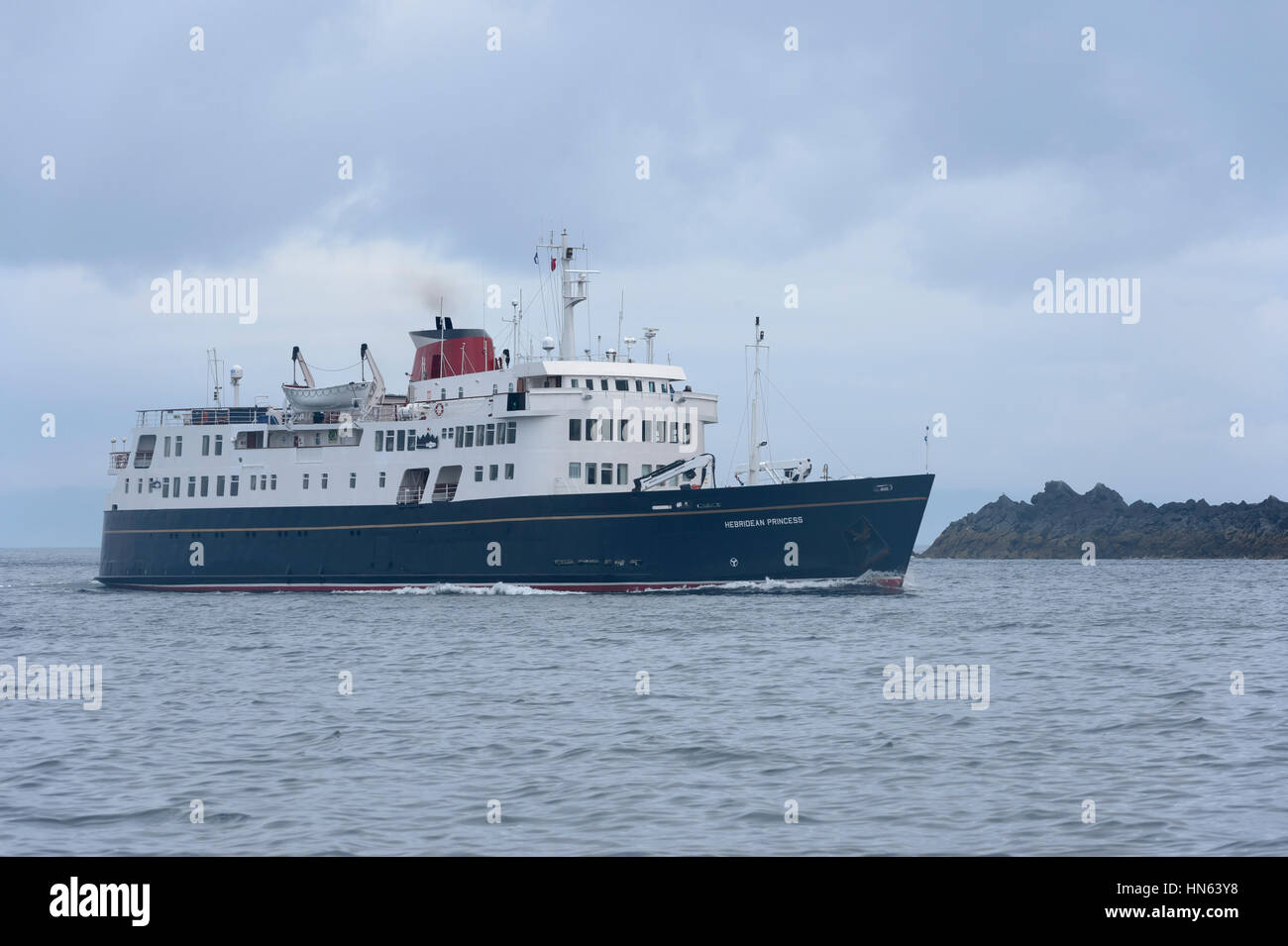 Nave da crociera "Principessa delle Ebridi" vicino all'isola di rum in piccole isole, Scozia. Giugno 2014. Foto Stock
