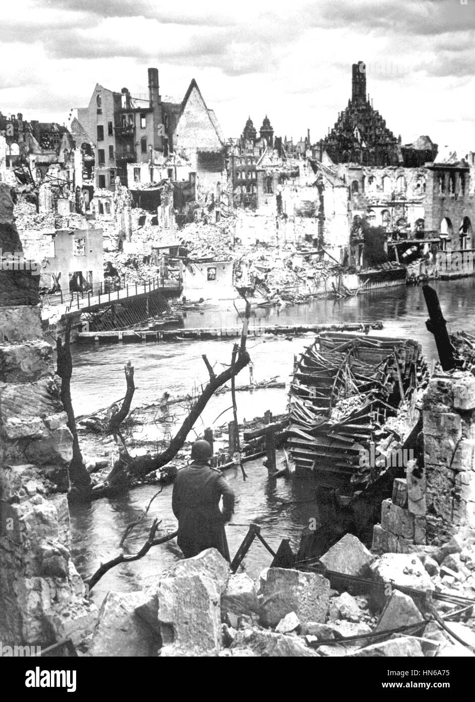 Norimberga Aprile 1945. Un soldato americano osserva la devastazione lungo il fiume Pegnitz in aprile 1945. Foto: Army US Foto Stock