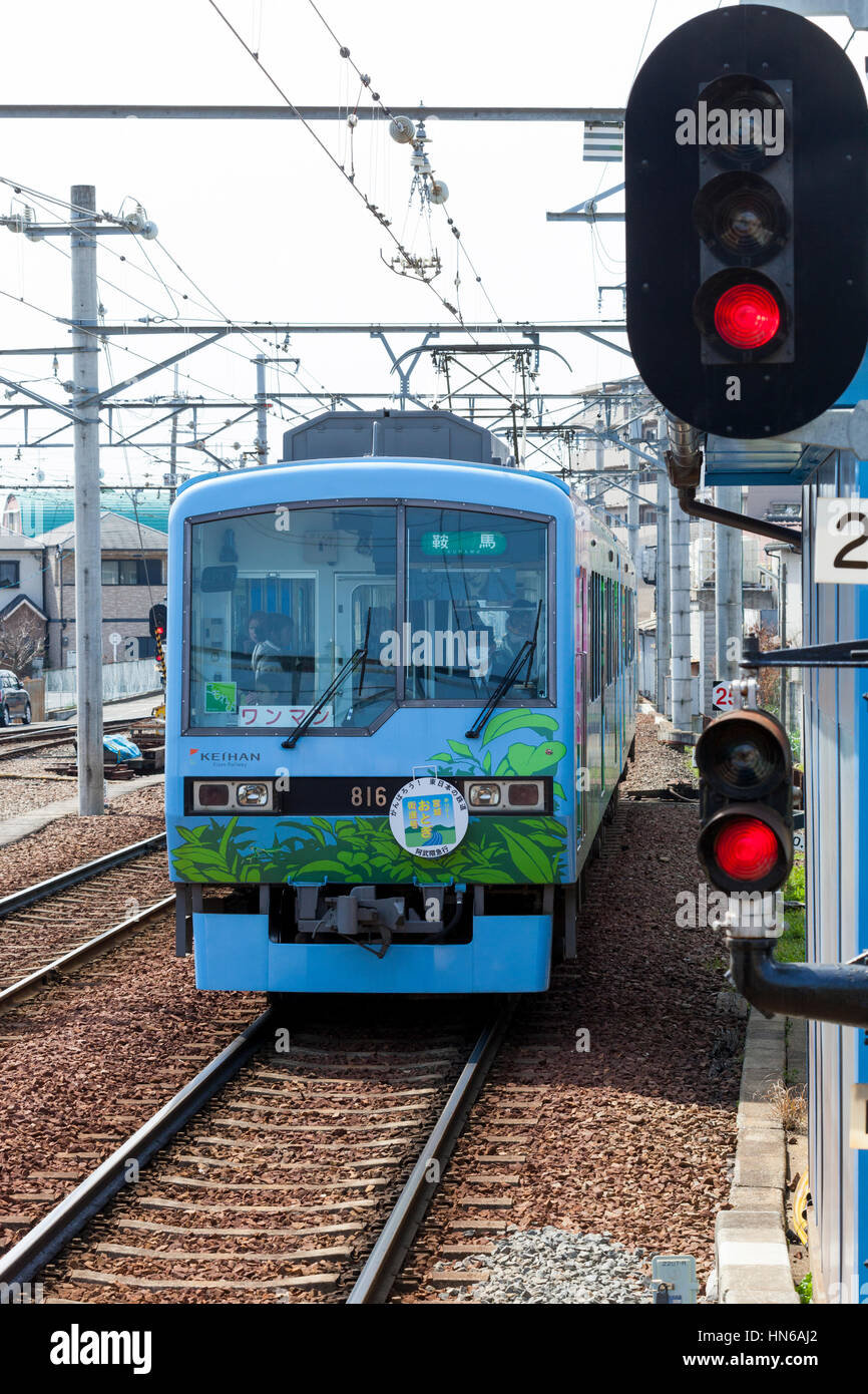 Kyoto, Giappone - 20 Marzo 2012: un treno elettrico sulla a conduzione privata Eizan elettrica ferroviaria approcci stazione Shgakuin nel nord ovest di Kyoto, Giappone. Foto Stock