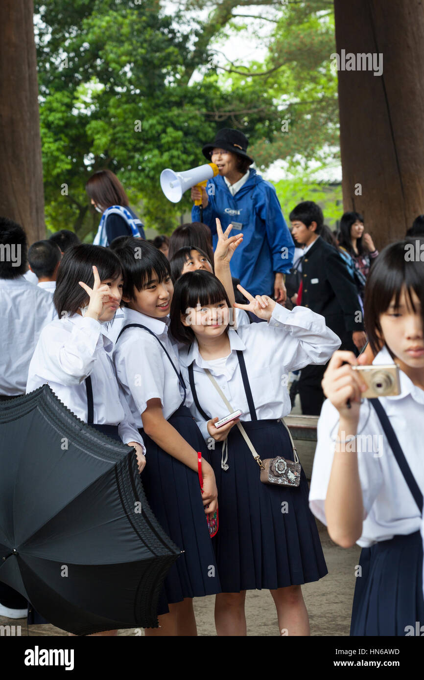 Nara, Giappone - 9 Maggio 2012: scuola giapponese i bambini posano per una foto durante una gita scolastica a Tempio di Todai-ji, un tour guida parla attraverso una lou Foto Stock