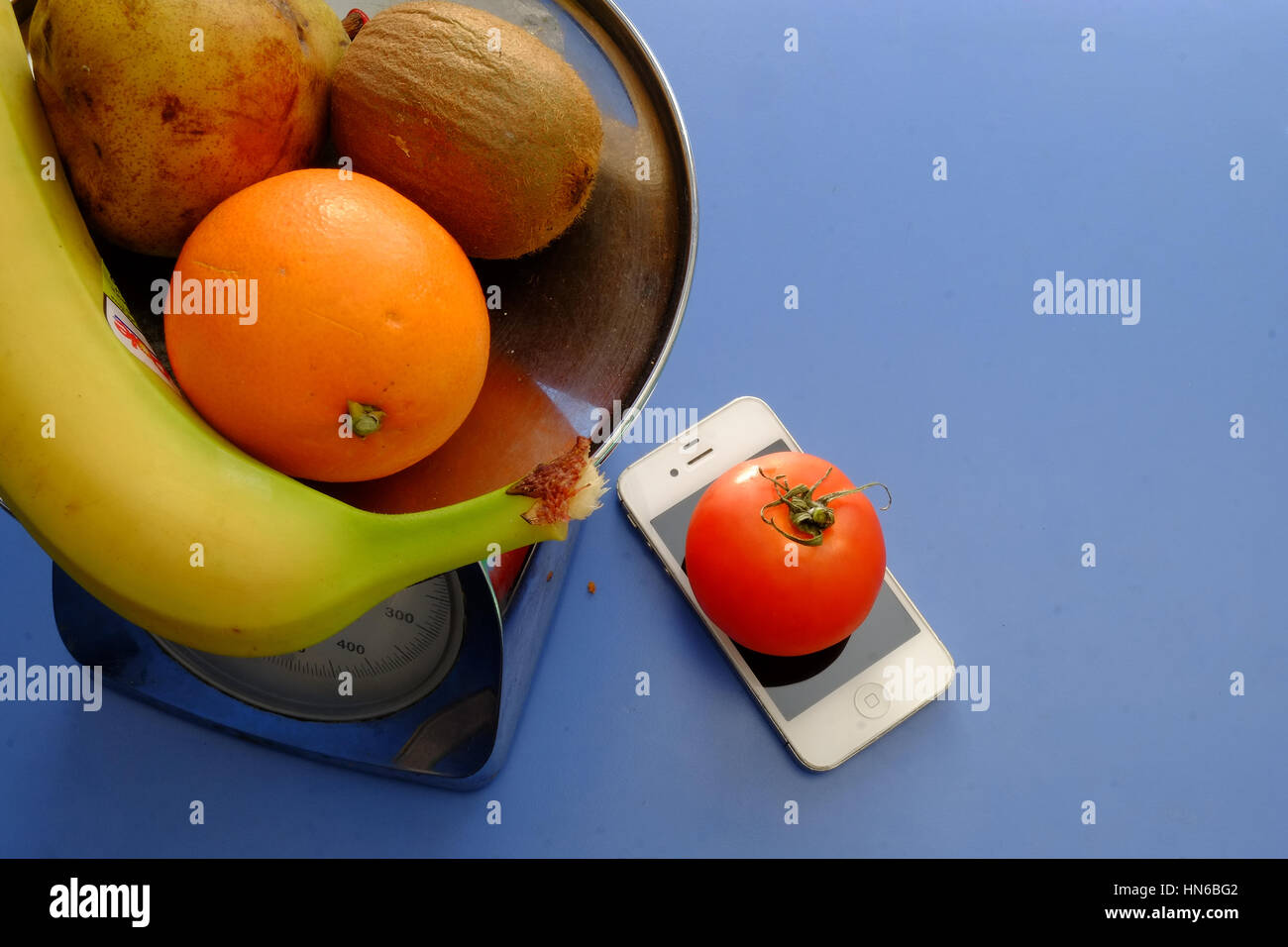 Vecchio saldi sono state sostituite da moderne gli smartphone per la frutta e la verdura pesare Foto Stock