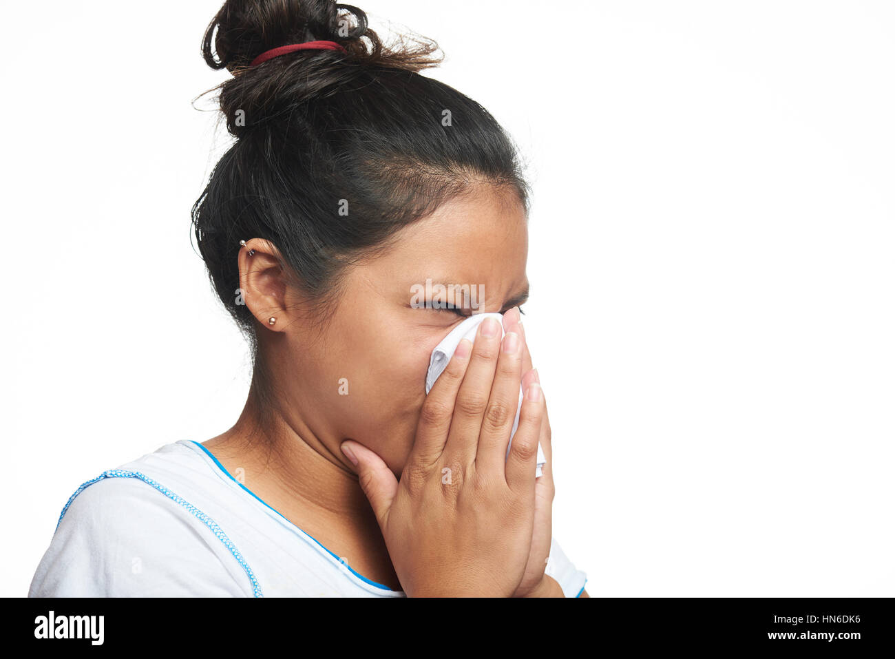 Latina ragazza con flu vista laterale isolato su bianco Foto Stock