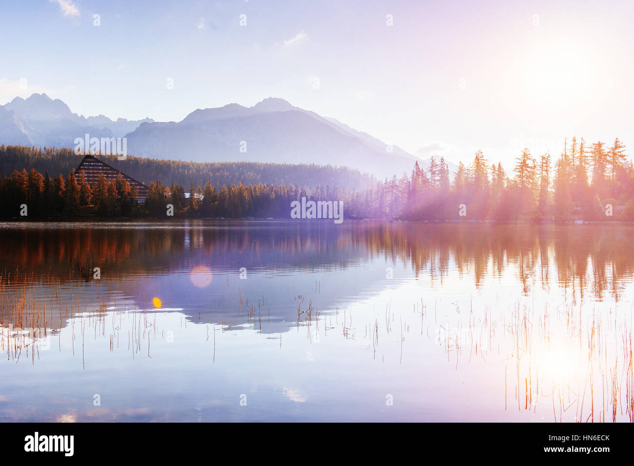 Maestoso lago di montagna nel Parco Nazionale Monti Tatra. Il villaggio di Strbske Pleso, Slovacchia, Europa Foto Stock