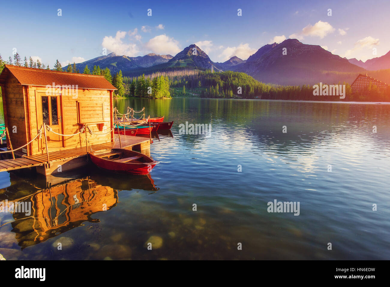 Maestoso lago di montagna nel Parco Nazionale Monti Tatra. Il villaggio di Strbske Pleso, la Slovacchia, l'Europa. Foto Stock
