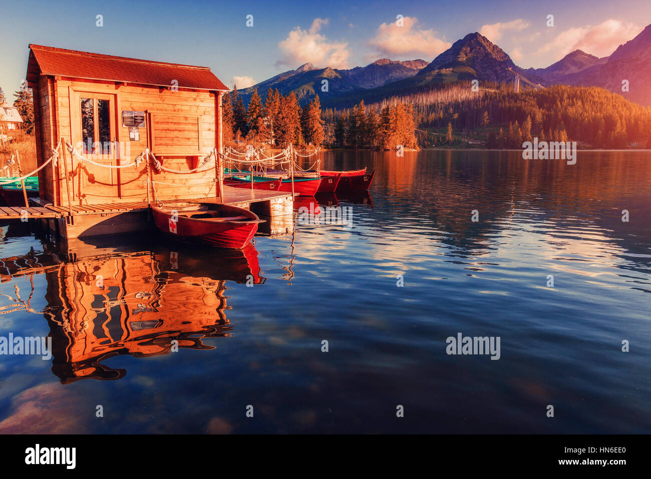 Maestoso lago di montagna nel Parco Nazionale Monti Tatra. Il villaggio di Strbske Pleso Foto Stock