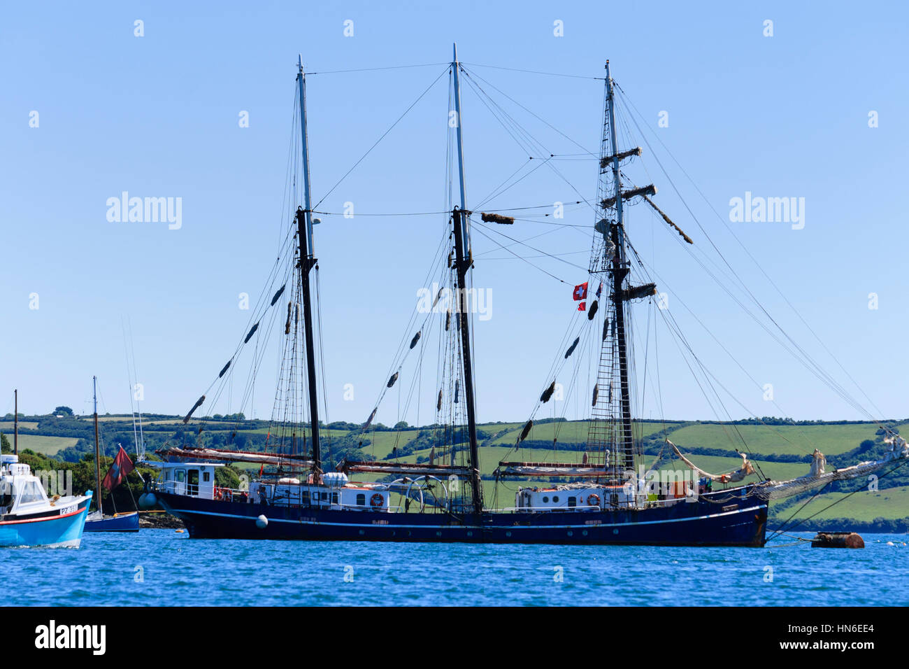 Swiss registrato 3 masted Tall Ship, Salomon, ormeggiata nel fiume Penryn, Falmouth, Cornwall, Regno Unito, Giugno 2010 Foto Stock