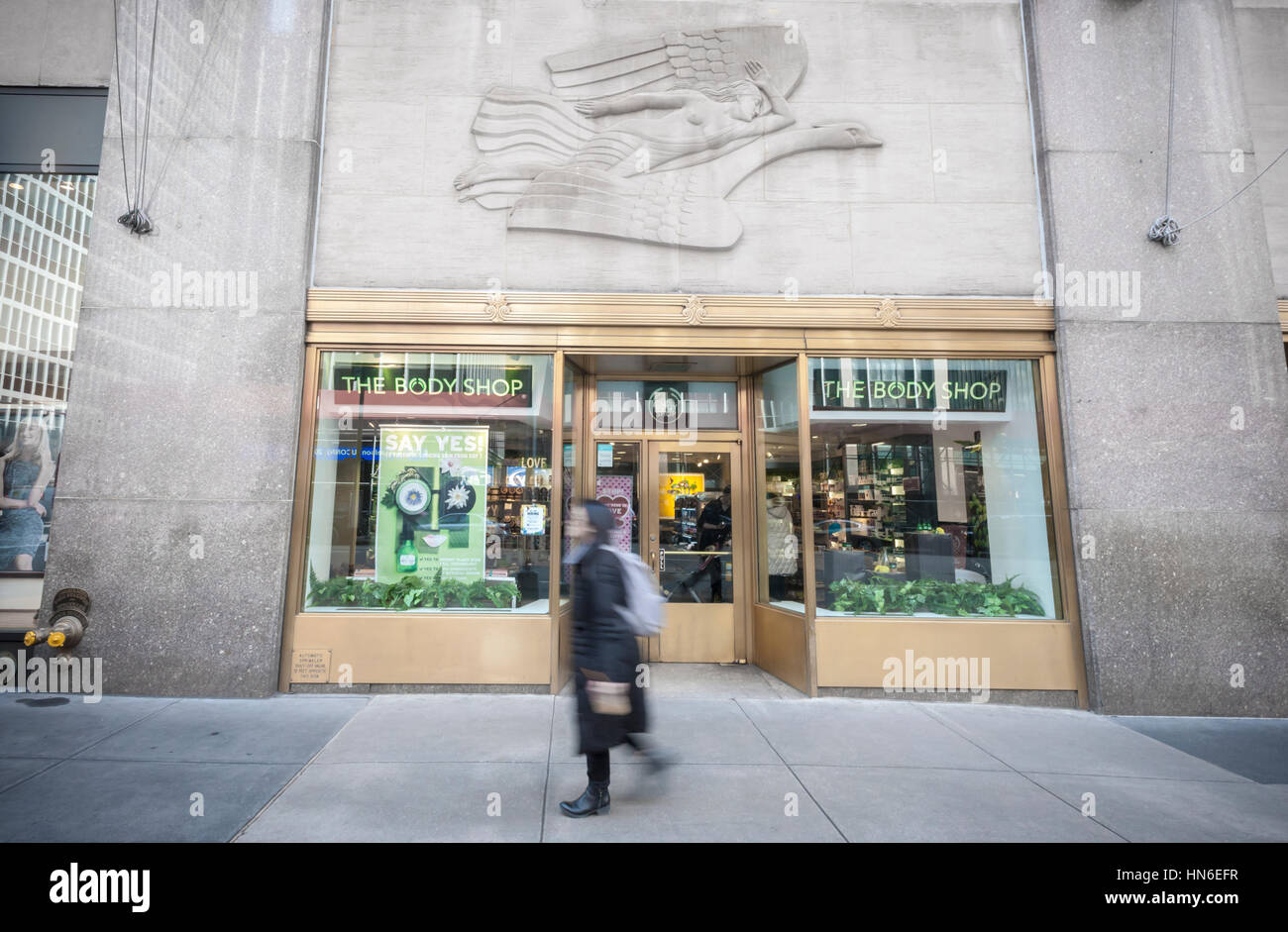 Un negozio di The Body Shop in Rockefeller Center di New York il Mercoledì, 8 febbraio 2017. L'Oréal, proprietario di oltre tremila store etica della catena di cosmetici per oltre dieci anni sta considerando la possibilità di vendita del rivenditore di bellezza. Fondata nel 1976 da Dame Anita Roddick il negozio utilizza eticamente ingredienti di produzione ma non è stato bene rispetto ad altri l'Oreál marche. (© Richard B. Levine) Foto Stock