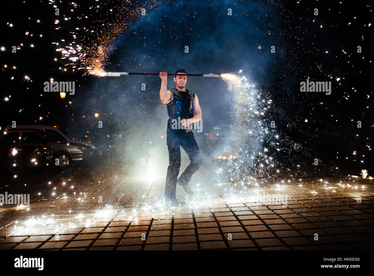 Incredibile spettacolo di fuoco di notte Foto Stock