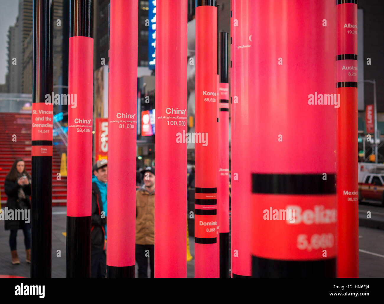 "Siamo stati stranieri una volta troppo', il vincitore del Times Square il cuore di San Valentino design in Times Square a New York Martedì, 7 febbraio 2017. La scultura, progettato dall'Ufficio di ricerca creativa, utilizza i dati pubblici per illustrare i nati all'estero New York residenti con 33 poli inscritto con le origini nazionali degli immigrati. In corrispondenza di un prefissato punto di osservazione il 'Grafici a barre' visualizzare come un cuore. La grafica sarà in vista fino al 5 marzo 2017. (© Richard B. Levine) Foto Stock