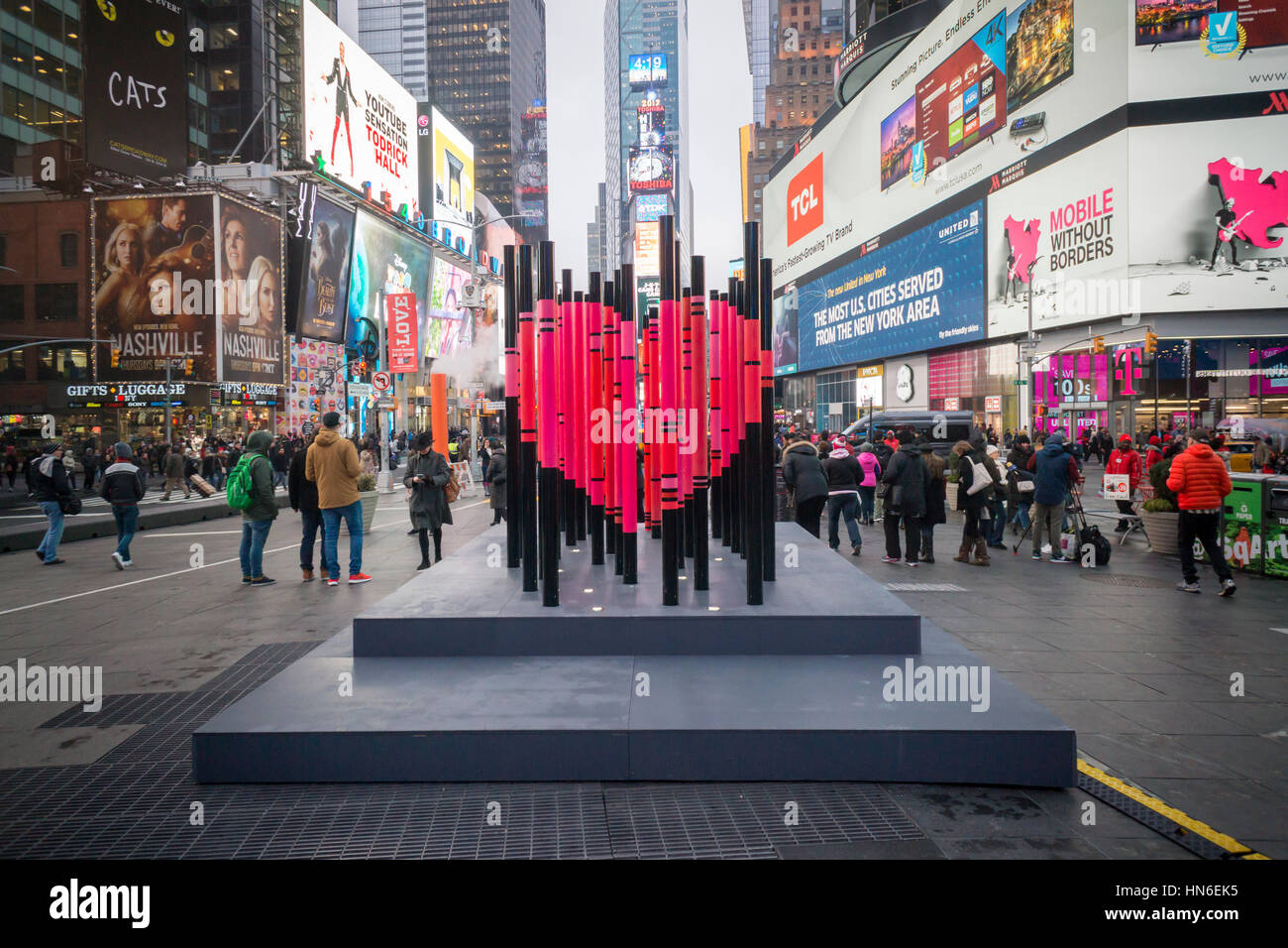 "Siamo stati stranieri una volta troppo', il vincitore del Times Square il cuore di San Valentino design in Times Square a New York Martedì, 7 febbraio 2017. La scultura, progettato dall'Ufficio di ricerca creativa, utilizza i dati pubblici per illustrare i nati all'estero New York residenti con 33 poli inscritto con le origini nazionali degli immigrati. In corrispondenza di un prefissato punto di osservazione il 'Grafici a barre' visualizzare come un cuore. La grafica sarà in vista fino al 5 marzo 2017. (© Richard B. Levine) Foto Stock