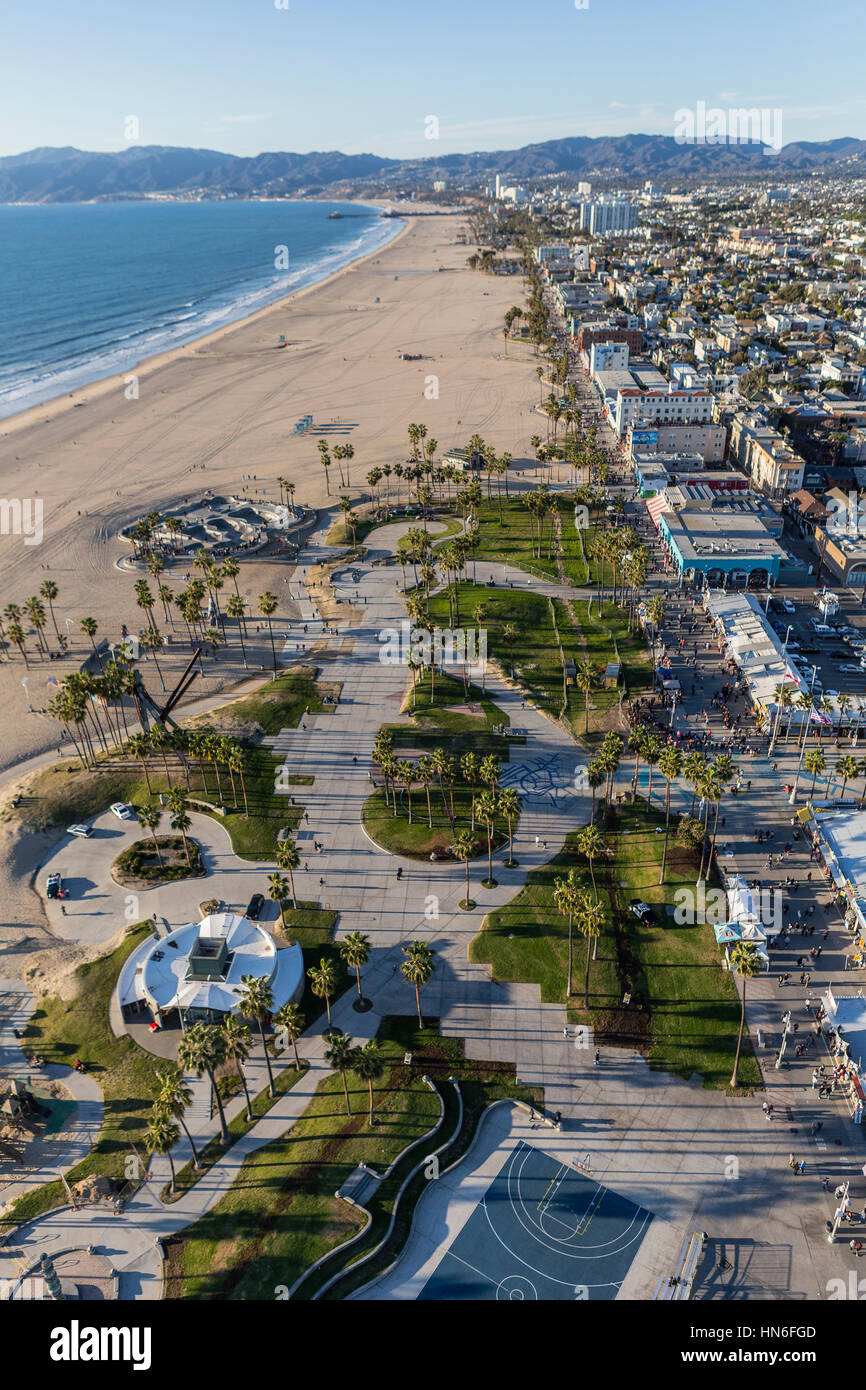 Los Angeles, California, Stati Uniti d'America - 17 dicembre 2016: antenna di Venice Beach Boardwalk e parcheggio sulla costa del Pacifico. Foto Stock