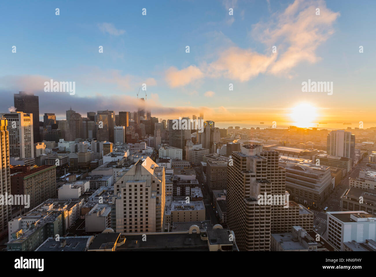 San Francisco Downtown vista del tramonto e la nebbia sulla baia. Foto Stock