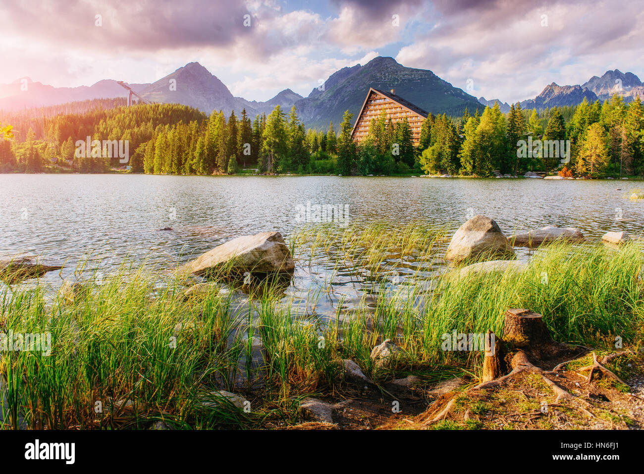 Maestoso lago di montagna nel Parco Nazionale Monti Tatra. Il villaggio di Strbske ple Foto Stock