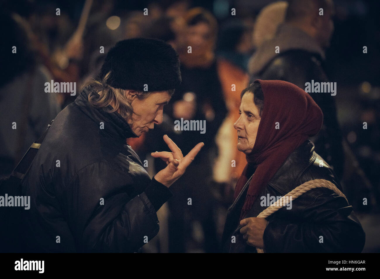 Bucarest, Romania - 10 Ottobre 2013: le donne anziane dibattito sulle questioni politiche durante le proteste contro il cianuro miniere d'oro in Rosia Montana. Foto Stock