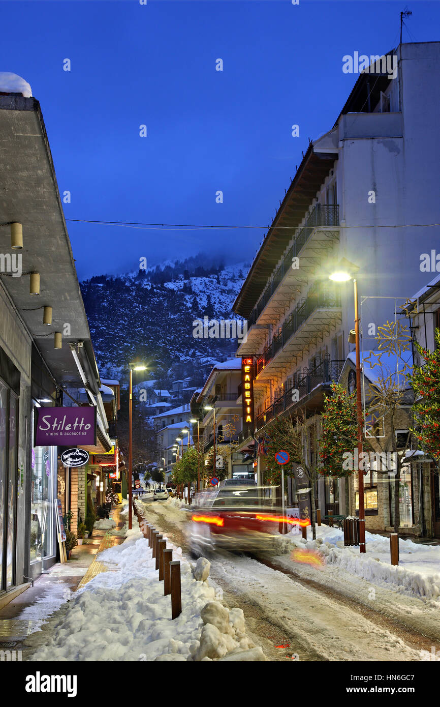 Parziale vista notturna di Karpenissi città, capitale della prefettura Evrytania, la zona più montuosa della Grecia Centrale. Foto Stock