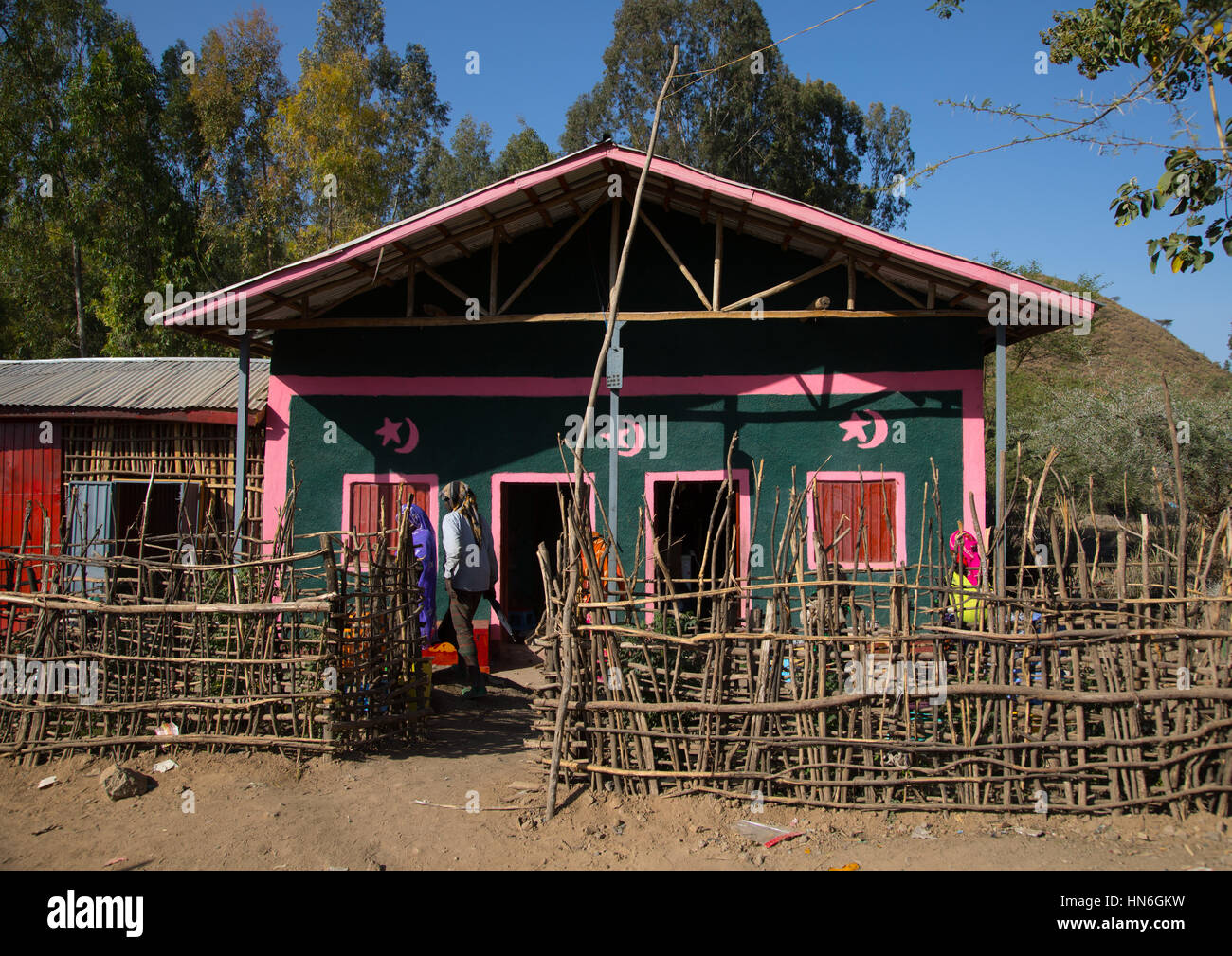 Casa decorata con il catrame e la mezzaluna islamica, i simboli Amhara Region, Senbete, Etiopia Foto Stock
