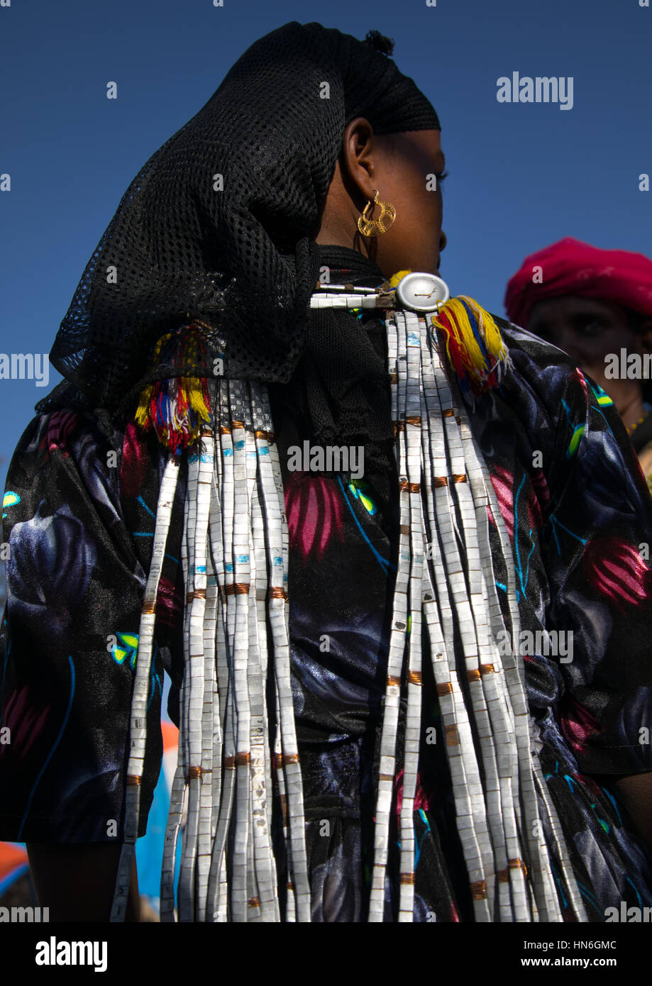 Donna Oromo indietro con i gioielli di metallo che dimostra che lei è impegnato, Amhara Region, Senbete, Etiopia Foto Stock