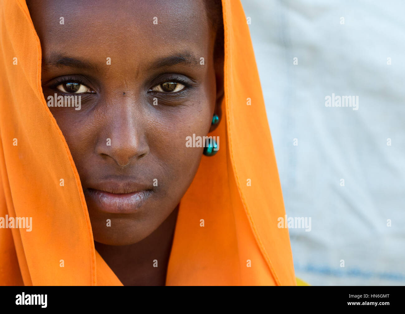 Ritratto di una donna Oromo in velo di colore arancione, Amhara Region, Senbete, Etiopia Foto Stock