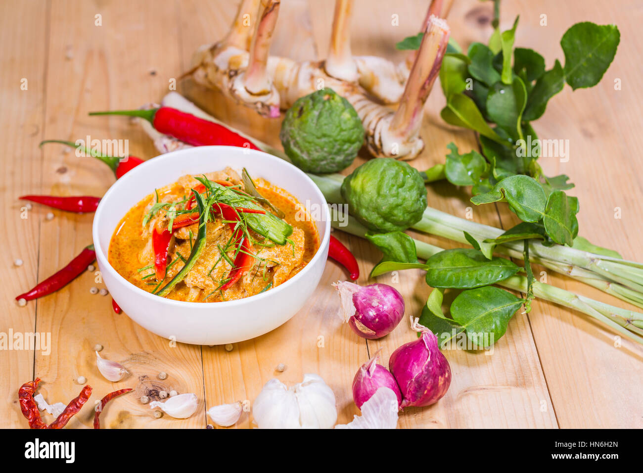 Thailandia cibo curry piccante di maiale sulla tavola di legno. Thailandia Panang chiamata. Foto Stock