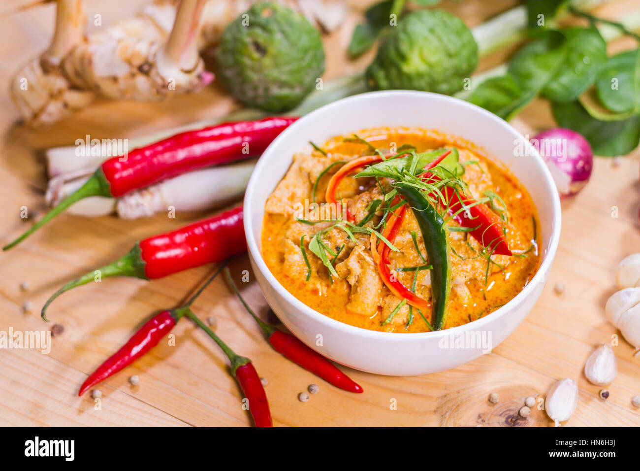 Thailandia cibo curry piccante di maiale sulla tavola di legno. Thailandia Panang chiamata. Foto Stock